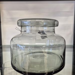 צנצנת זכוכית עבה עם מכסה – נגיעה קלאסית ונקייה