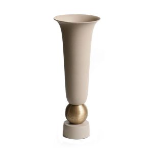 כד דקורטיבי מעוצב בגוון בז׳ עם נגיעה זהובה